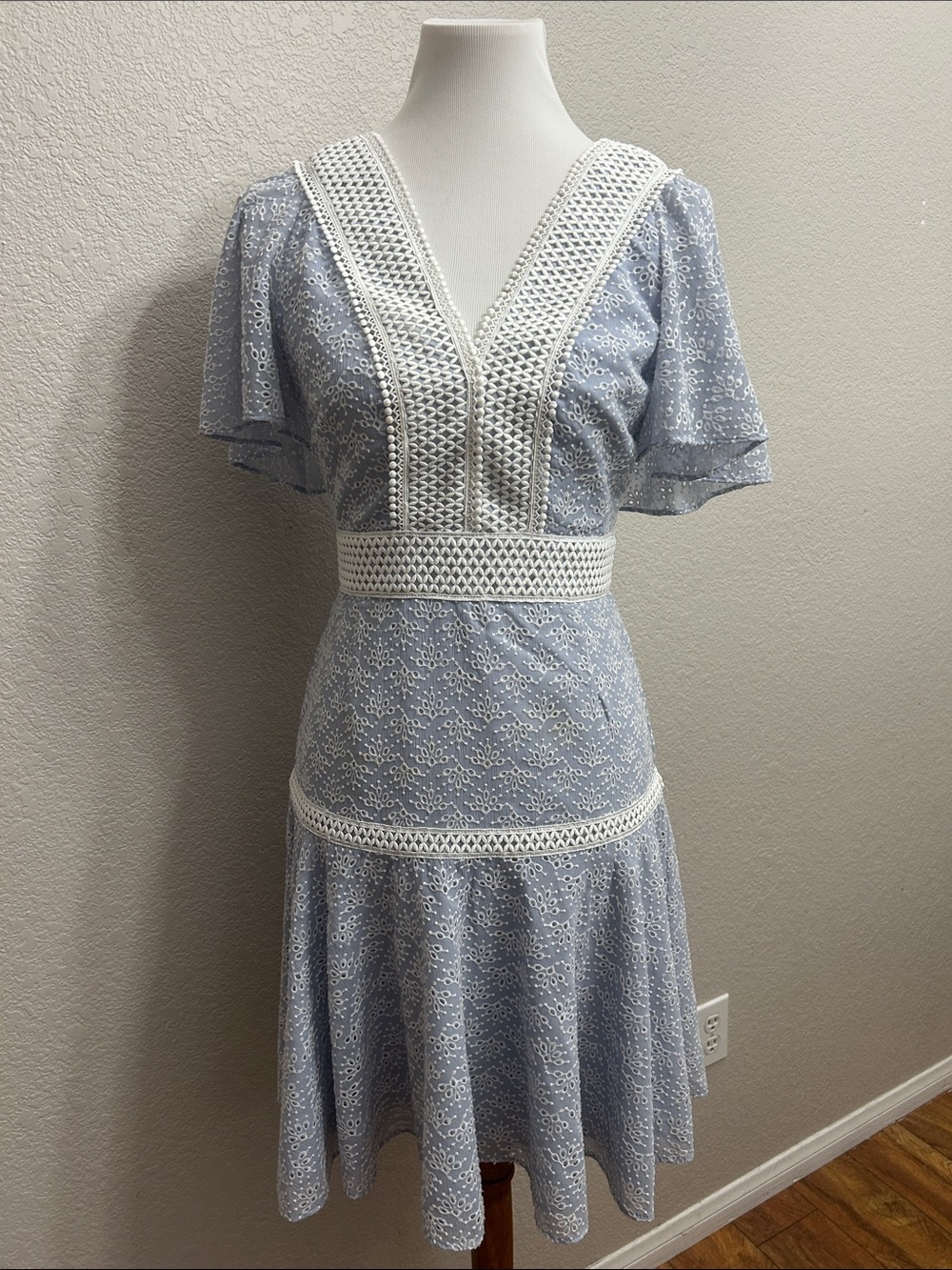 Gianni Bini Light Blue Eyelet Lace Midi Dress with White Trim Sz 2